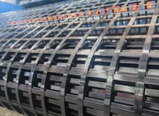 清河钢塑土工格栅：基建“隐形脊梁”的绿色智造与长寿命进化论